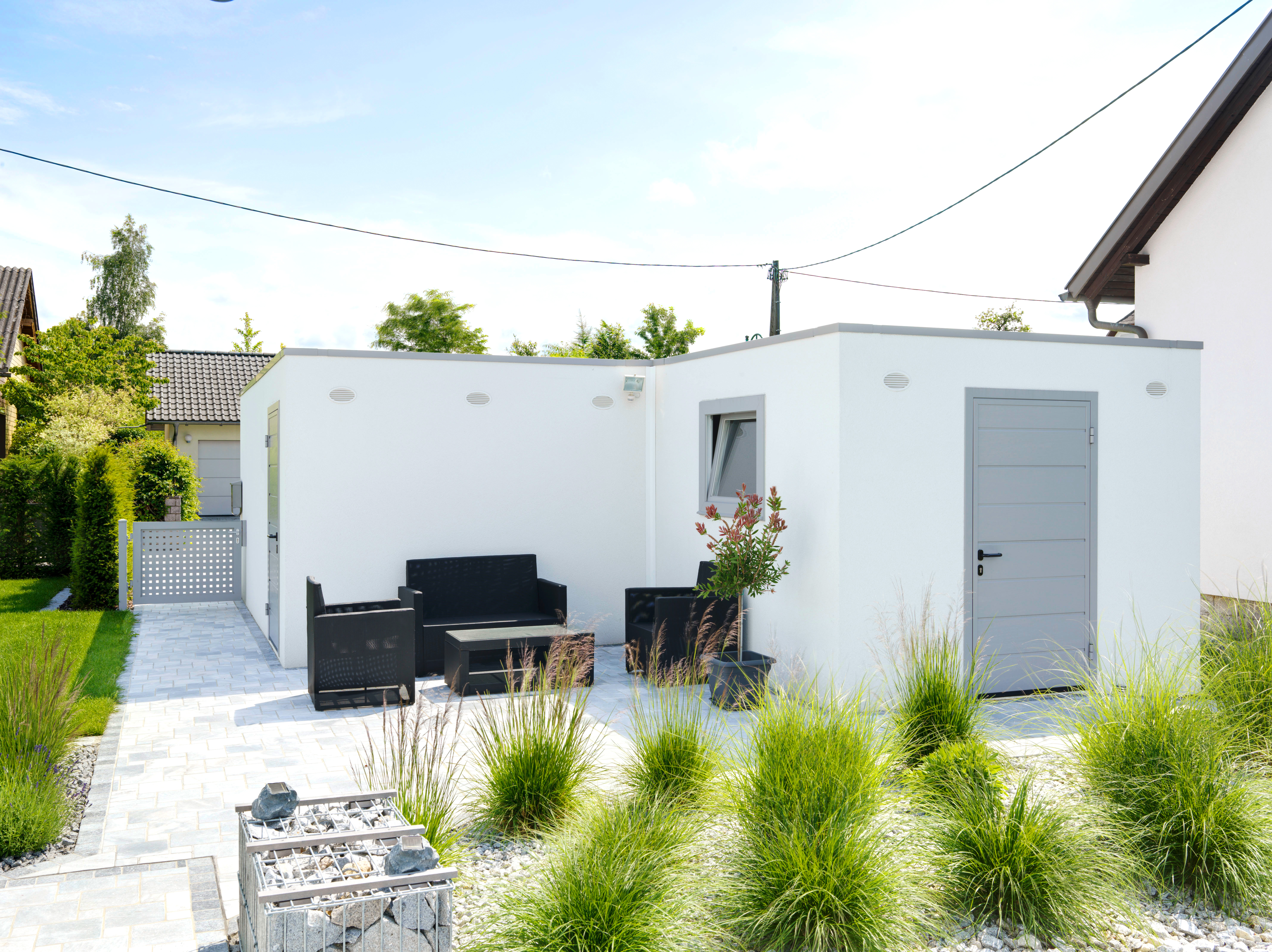 ZAPF-Einzelgarage-weiß-Anbau-weiß-Dachranddesign-grau-Tür-grau-Fenster-grau-1